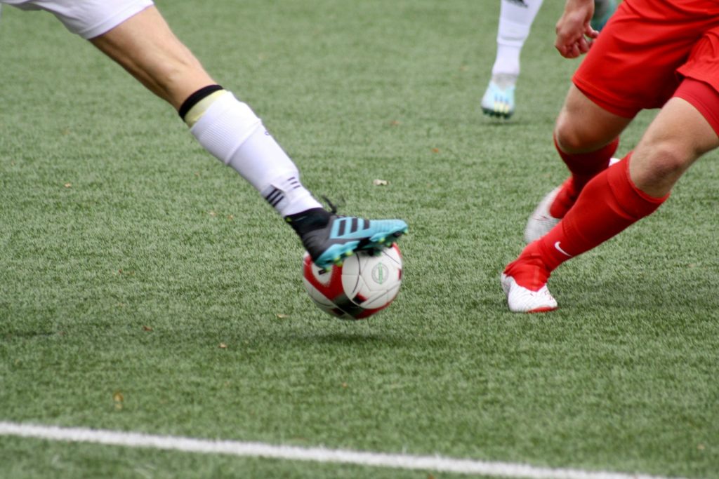un par de hombres jugando un partido de fútbol